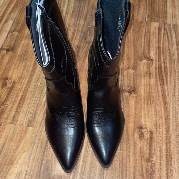 Universal Thread women’s boots 11 black ankle point Western 2” heel NWT Jenson - Picture 2 of 7